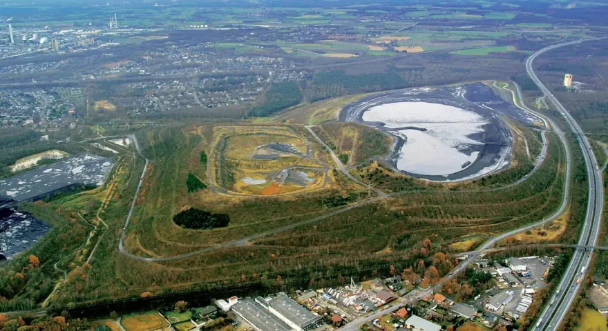 Brinkfortsheide Marl: Eine weite Landschaft mit Industrieanlagen, Wohngebieten und einer großen Abraumhalde.