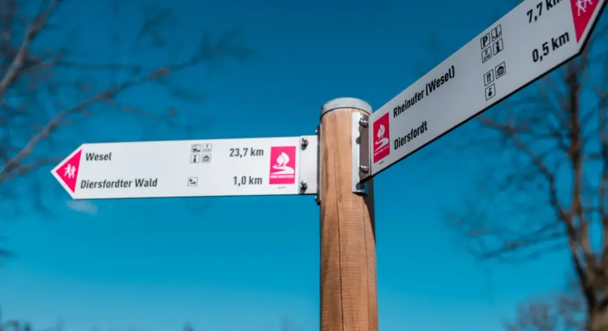 Wegweiser mit Zielen wie Wesel, Diersfordter Wald und Rheinufer (Wesel). Die hohe Mark steig ist gut sichtbar.