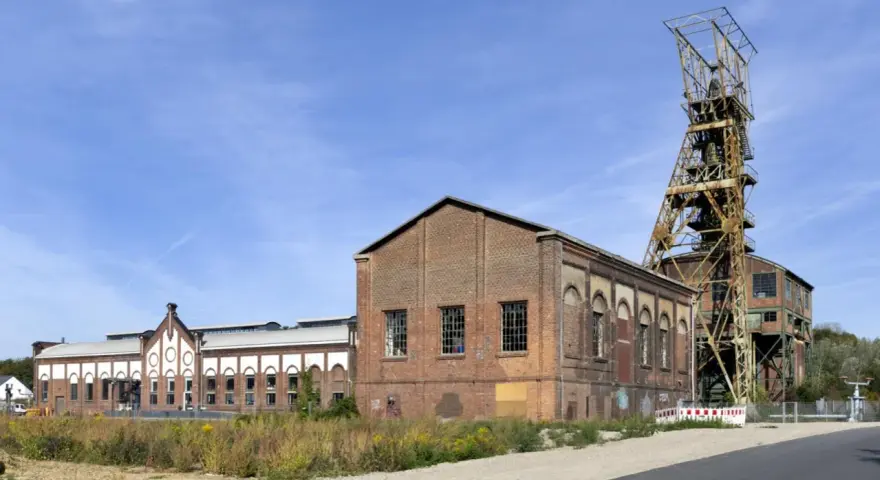 Die Zeche Ewald Fortsetzung mit ihrem markanten Förderturm und Backsteingebäuden, ein Zeugnis industrieller Vergangenheit.