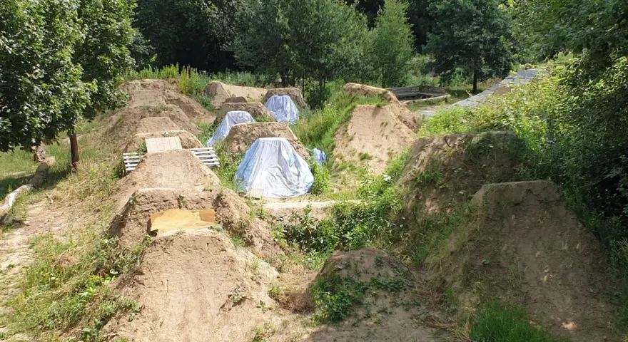 Erdhügel und Sprünge im Bikepark Haltern, bereit für actionreiche Abenteuer.