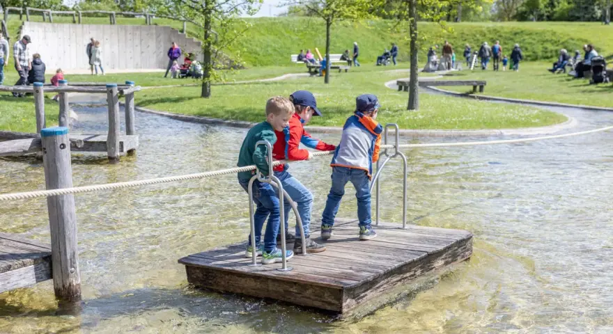 Drei Jungen auf einem Floß im Wasserpark am Schiffshebewerk Henrichenburg. Ein Spielplatz für kleine Abenteurer.