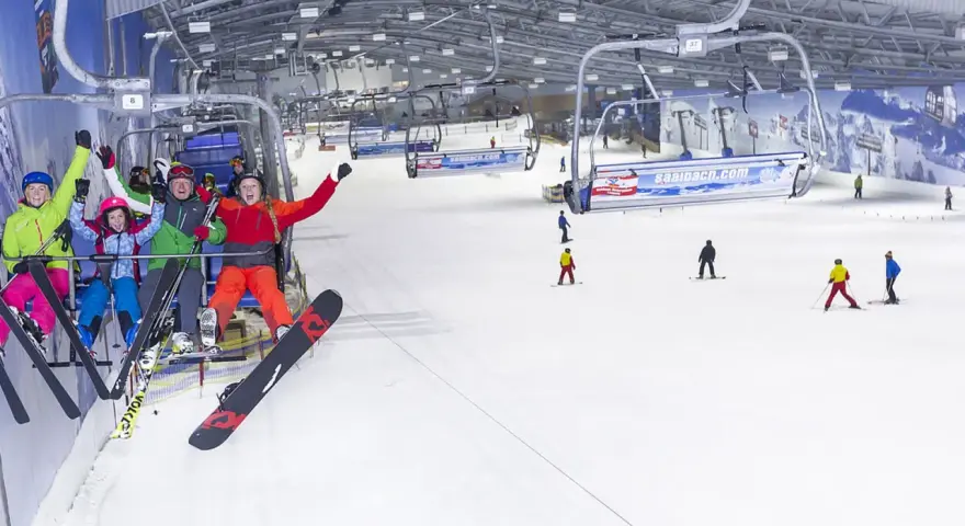 Familie genießt eine Fahrt mit dem Sessellift in der Bottroper Skihalle, bereit für den Wintersport.
