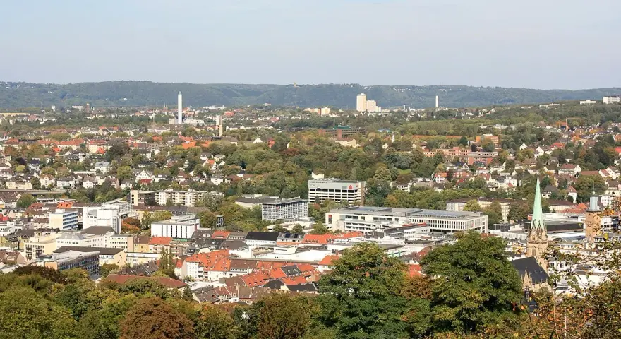 Blick über Hagen mit vielen Gebäuden und Bäumen. Die Immobilienpreise in Hagen spiegeln die Vielfalt der Stadt wider.