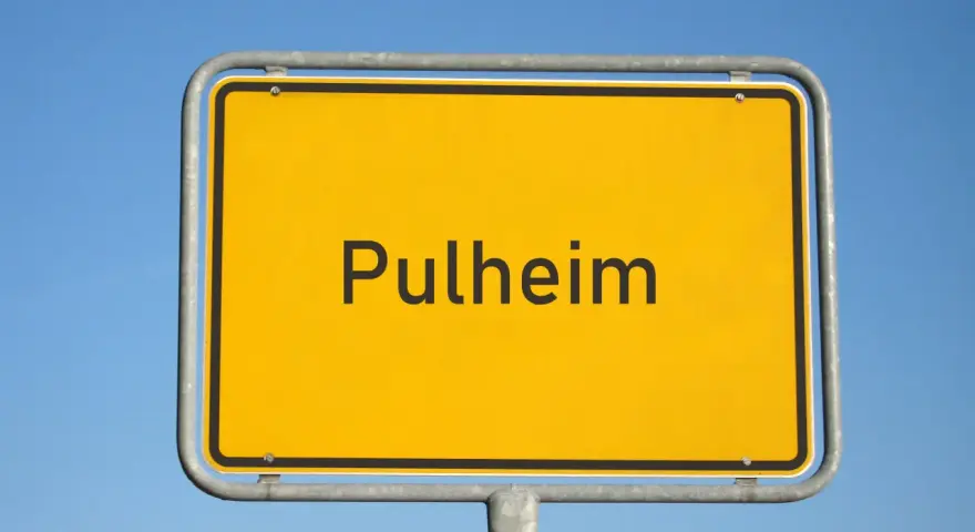 Ortsschild "Pulheim" vor blauem Himmel. Hier finden Sie Informationen zum Mietspiegel Pulheim.