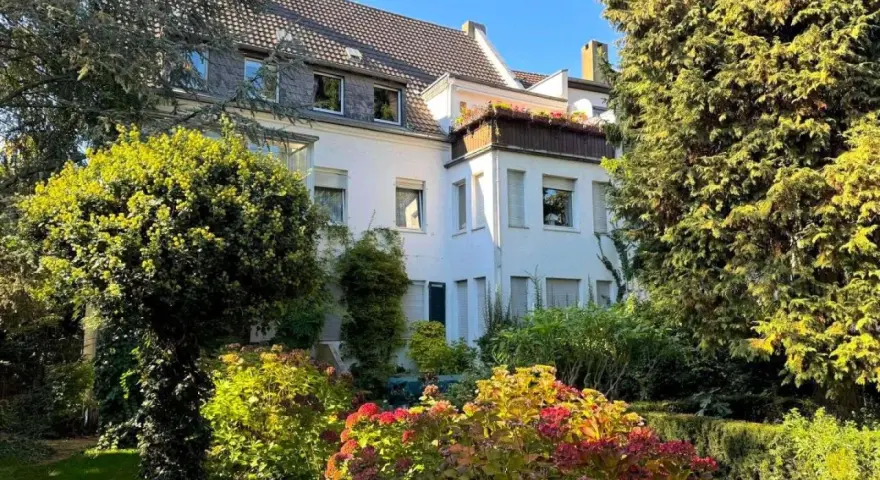 Ein schönes Haus in Reisholz, umgeben von üppigem Grün. Die Immobilienpreise hier spiegeln die idyllische Lage wider.
