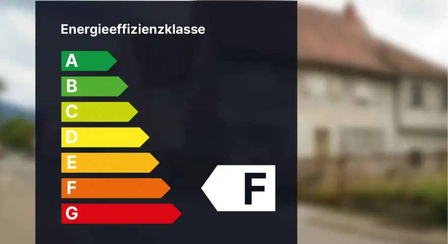 Energieausweis f. Haus: Die Energieeffizienzklasse F wird angezeigt, was auf einen hohen Energieverbrauch hindeutet.