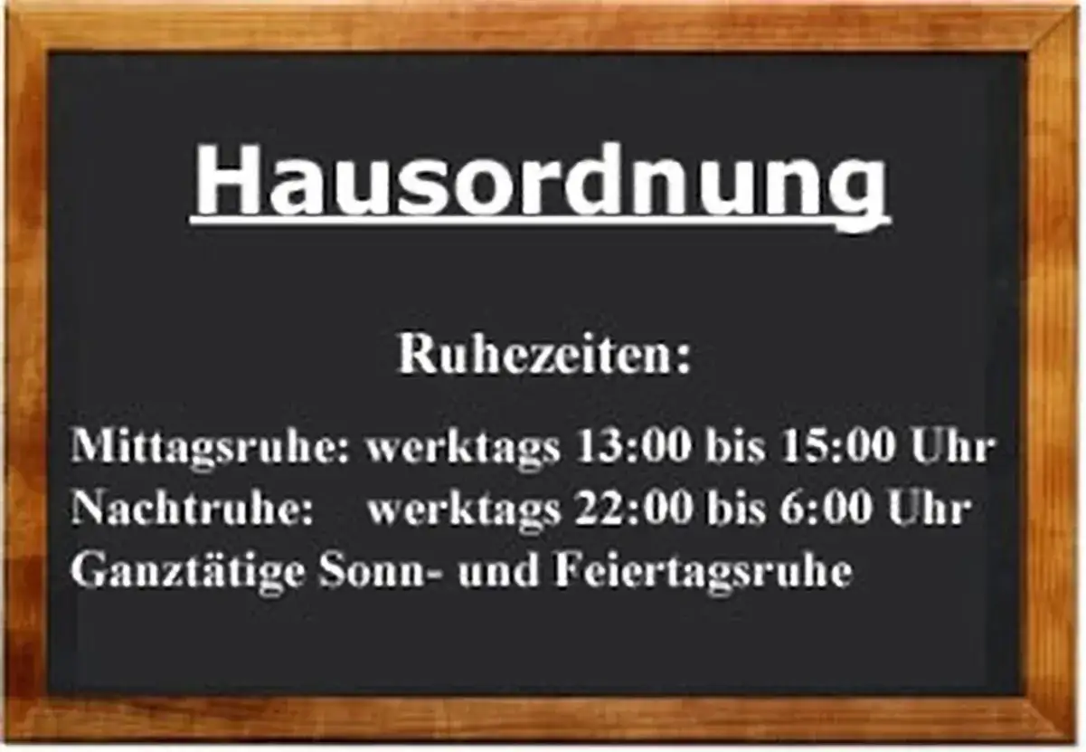 Hausordnung mit Ruhezeiten: Mittagsruhe 13-15 Uhr, Nachtruhe 22-6 Uhr, ganzt&auml;gig Sonn-/Feiertagsruhe.