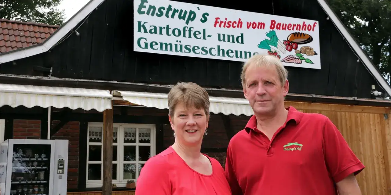 Ein Paar vor der Kartoffel- und Gem&uuml;sescheune Enstrup's Hof in Haltern. Frische Produkte direkt vom Bauernhof.