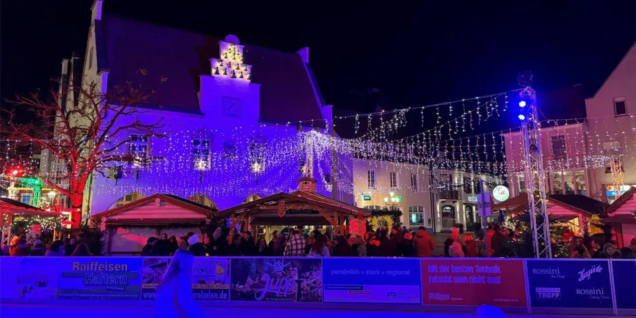 Festlicher weihnachtsmarkt Haltern am See mit bunten Lichtern, Buden und vielen Besuchern.