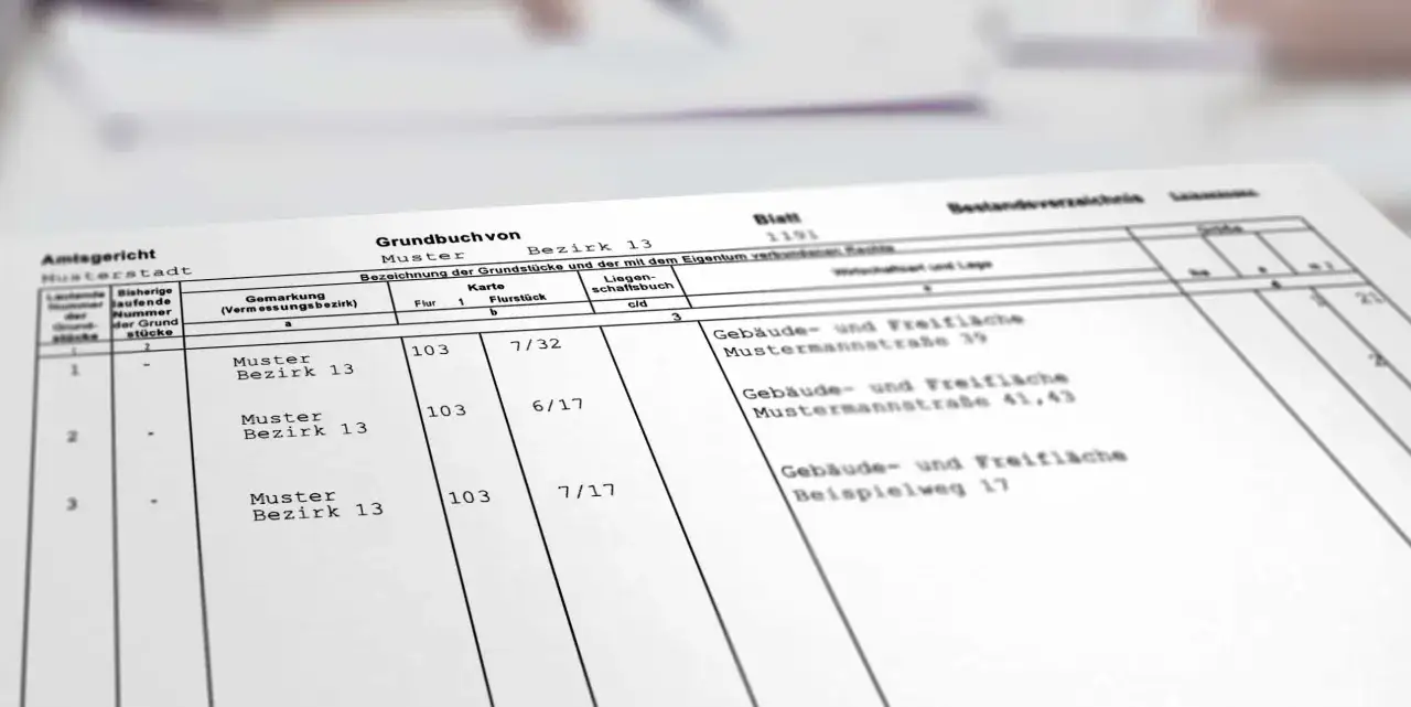 Grundbuchauszug zeigt die Eintragung von Grundst&uuml;cken. Eine Privatperson kann hier eine Grundschuld eintragen lassen.