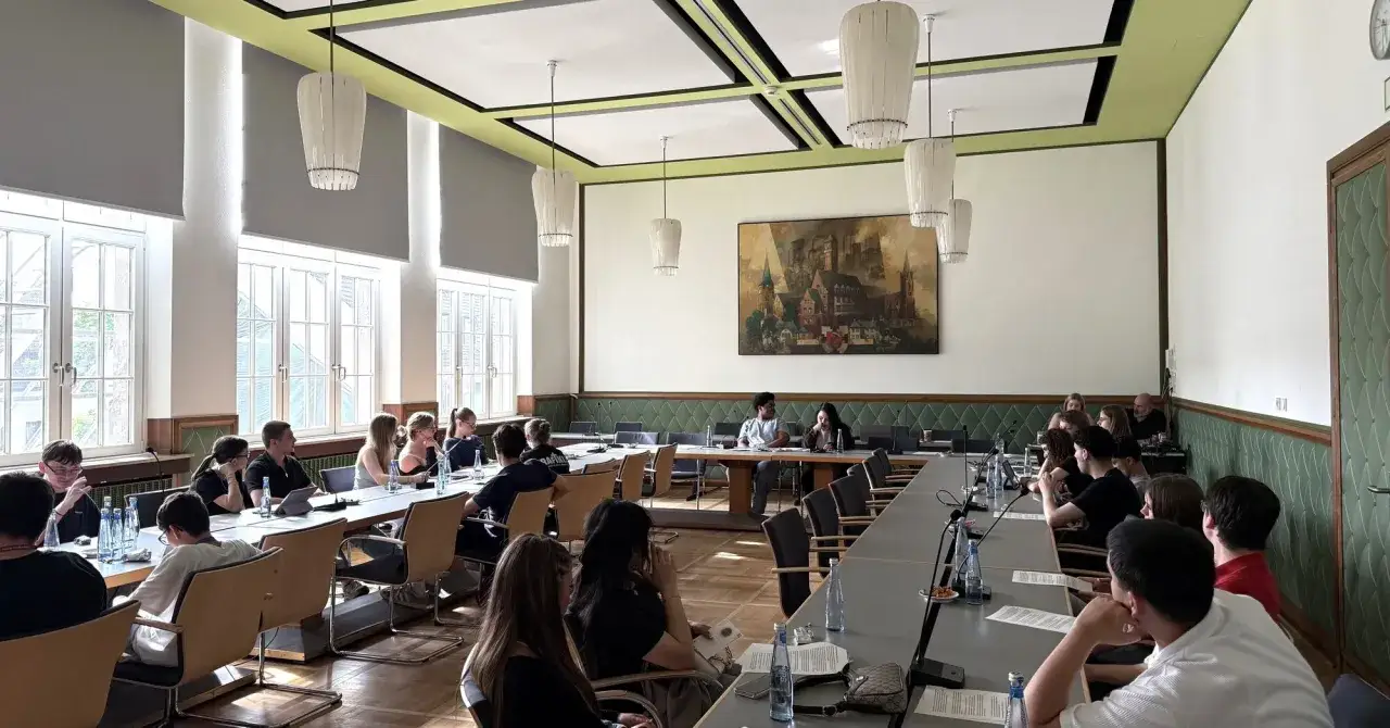 Jugendparlament Bottrop: Junge Menschen diskutieren in einem Konferenzraum.