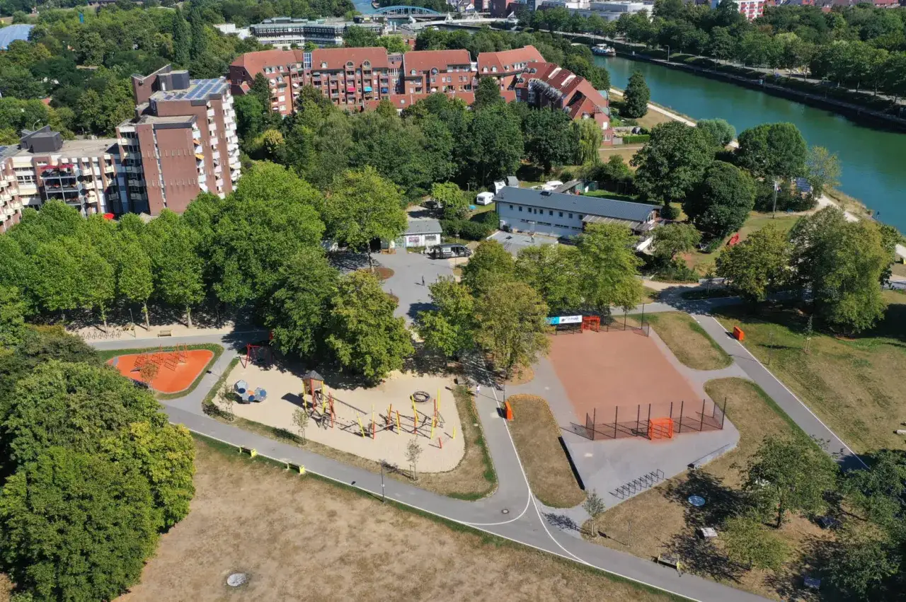 Spielplatz und Sportplatz am Wasser, Teil der Dorsten Route.