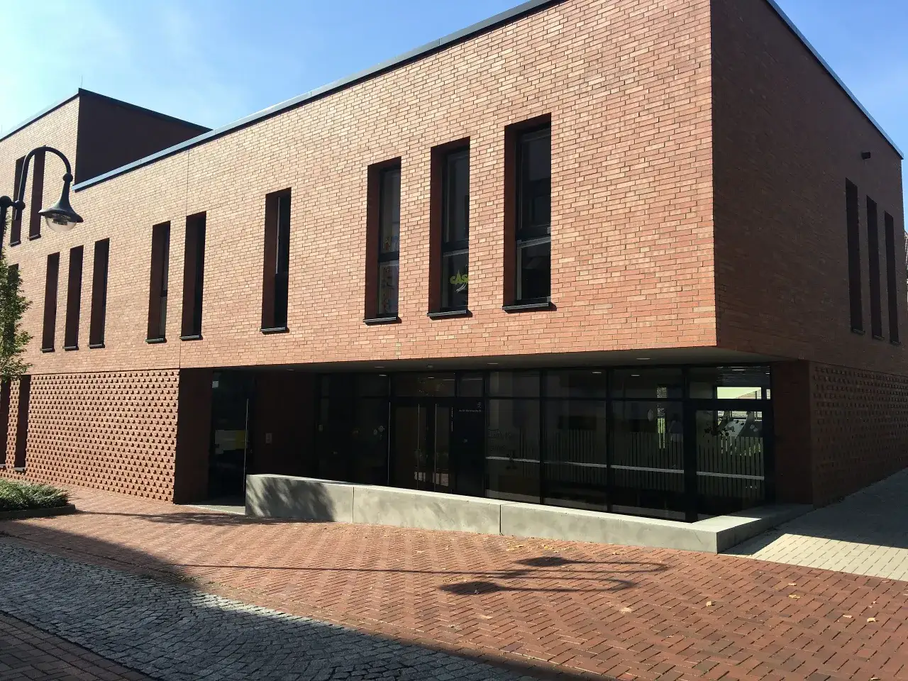 Modernes Geb&auml;ude mit roten Ziegeln und gro&szlig;en Fenstern in der Bottrop Altstadt.