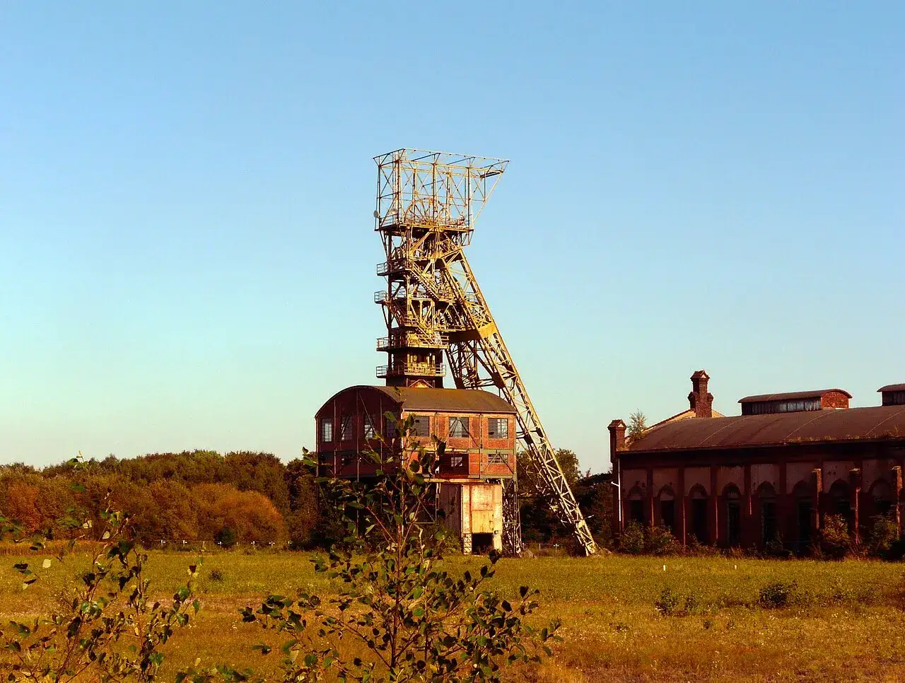 Das F&ouml;rderturm-Ensemble der Zeche Ewald in Oer-Erkenschwick, ein Zeugnis industrieller Vergangenheit, ragt gegen den blauen Himmel.