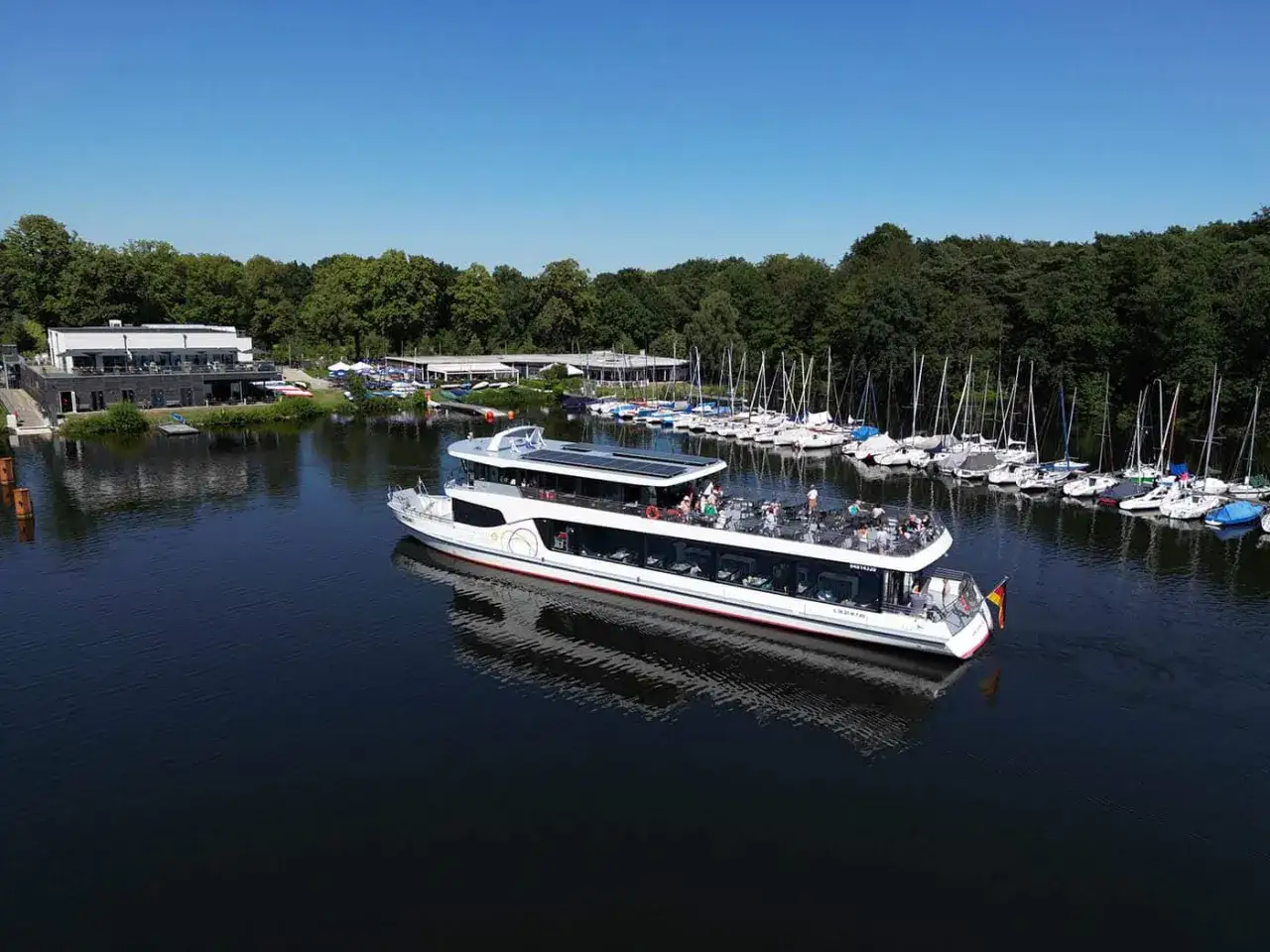 Zwei-Deck-Schiff auf dem Halterner See. Informieren Sie sich über die Schifffahrt Haltern am See Preise für eine entspannte Auszeit.