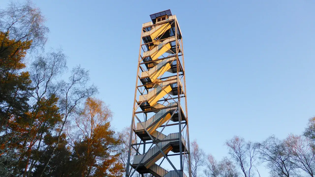 Der Feuerwachturm Hohe Mark ragt mit seinen gewendelten Treppen in den klaren Himmel. Umgeben von kahlen B&auml;umen, verspricht er eine weite Aussicht.