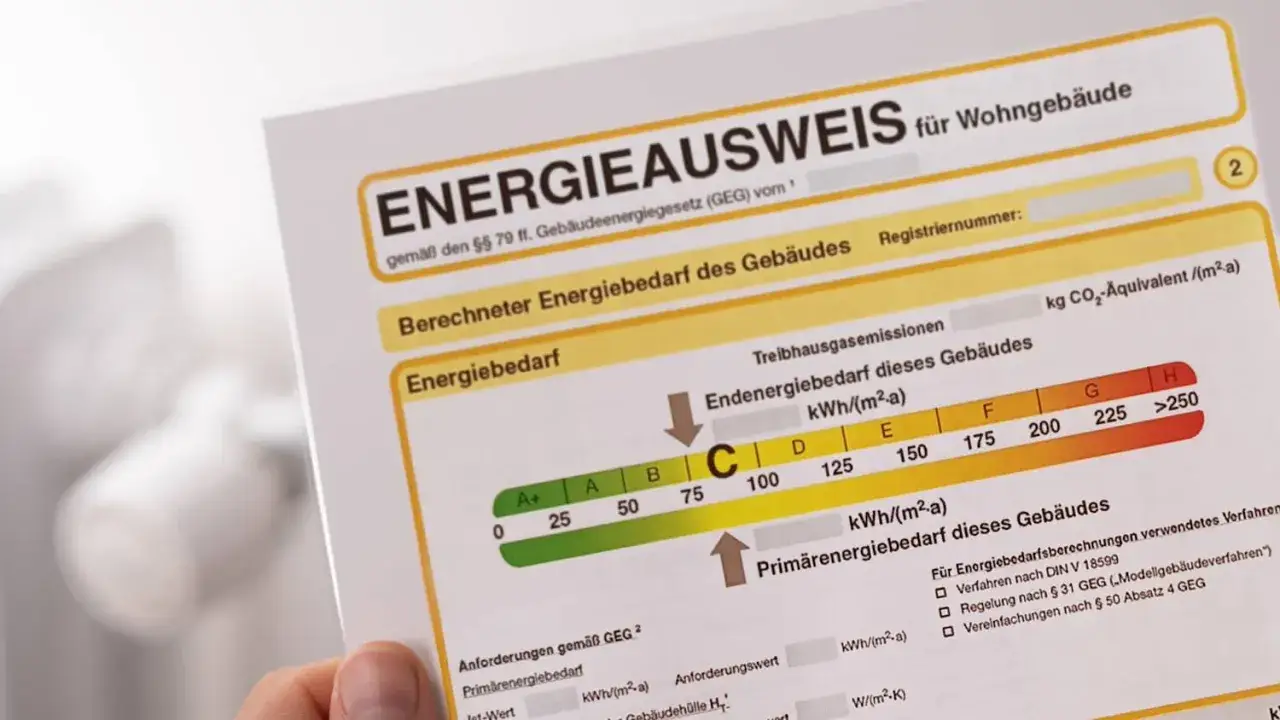 Ein Energieausweis f&uuml;r Wohngeb&auml;ude zeigt den berechneten Energiebedarf. Hier ist ein Bedarfsausweis mit einer Energieeffizienzklasse C.