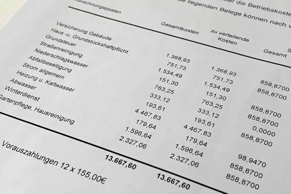 Abrechnung mit Nebenkosten wie Versicherung, Heizung, Abwasser. Die Mieterrechte bei der Nebenkostenabrechnung sind wichtig.