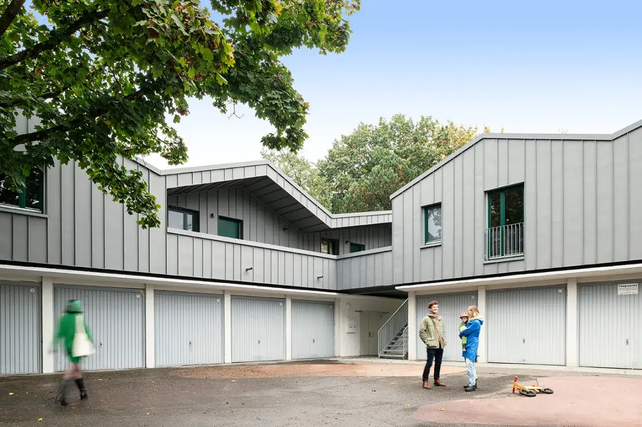 Moderne Architektur: Ein Haus auf Garagen bauen, mit Familie im Hof.