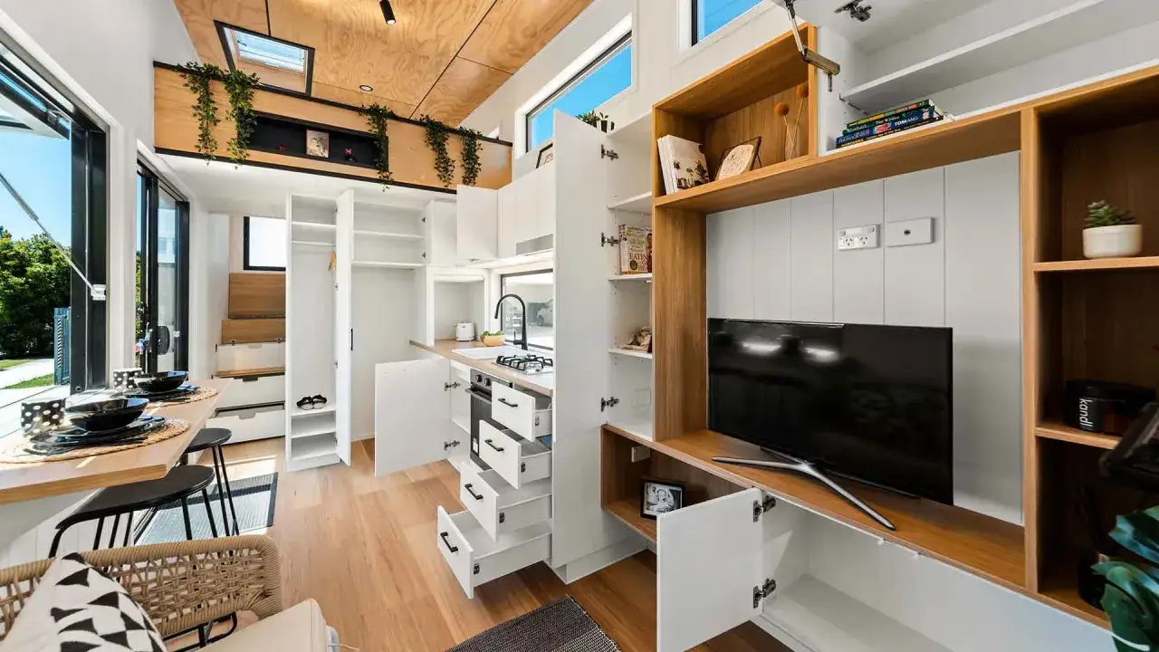 Ein gem&uuml;tliches Tiny House mit offener K&uuml;che, Essbereich und viel Stauraum. Ein Beispiel f&uuml;r die Tiny House Movement.
