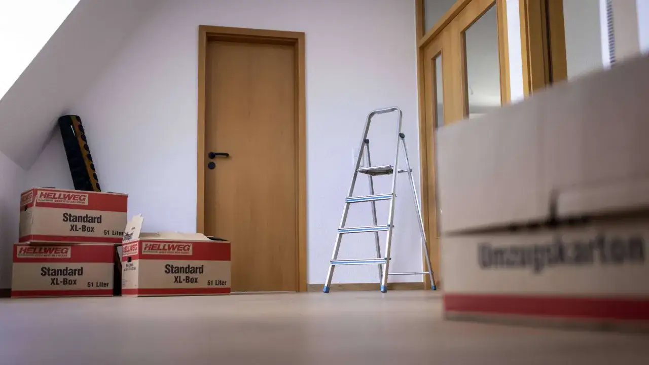 Umzugskartons und eine Leiter stehen bereit. Ein Umzug steht an, vielleicht wegen Mietbetrug durch Vermieter?