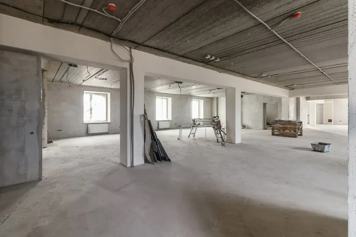 Rohbau eines ehemaligen Gesch&auml;ftsraums, bereit f&uuml;r die Umnutzung Gewerbe zu Wohnraum. Betonb&ouml;den, W&auml;nde und Decken mit sichtbarer Elektrik.