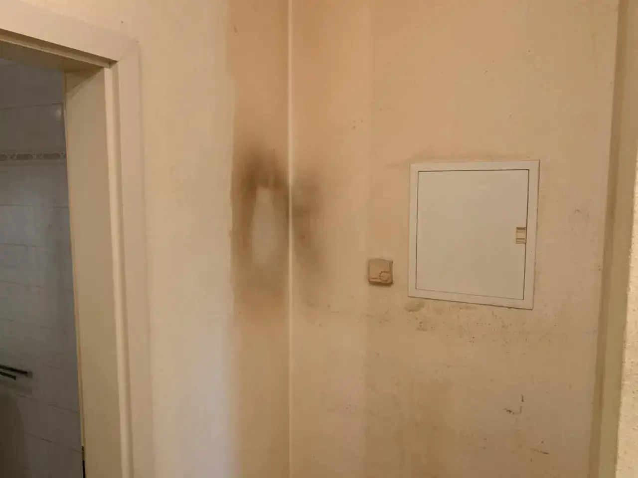Die Wand zeigt deutliche Nikotinablagerungen, die Fragen aufwerfen, ob man in einer Mietwohnung rauchen darf.