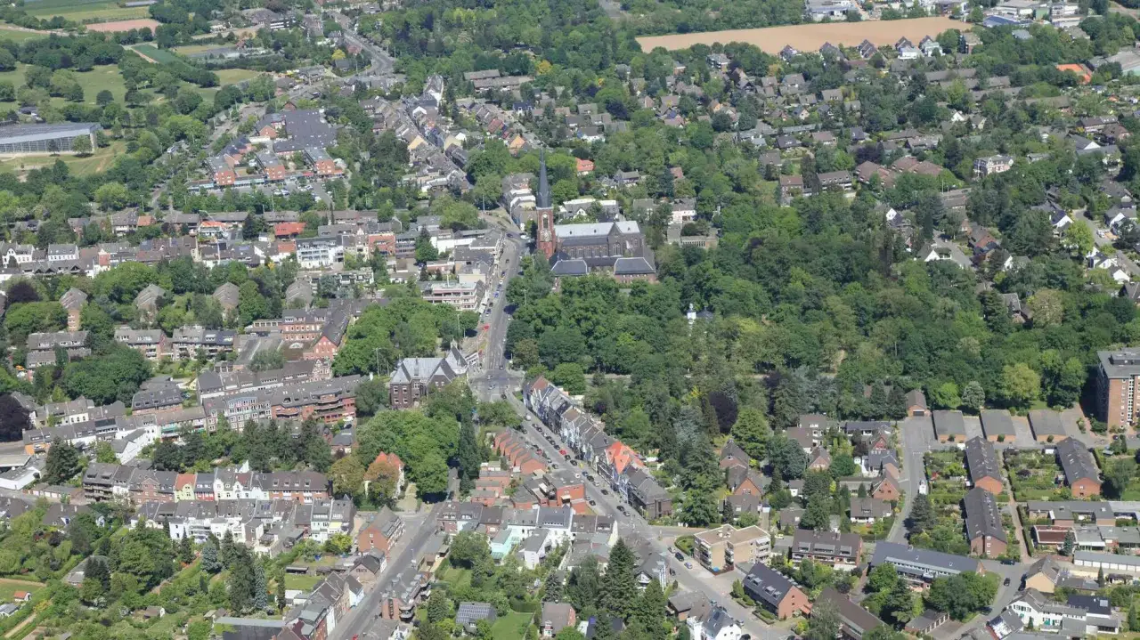 Luftaufnahme von Krefeld mit vielen H&auml;usern und B&auml;umen. Die Immobilienpreise Krefeld sind hier gut zu erkennen, da die Dichte der Bebauung und die Art der H&auml;user variieren.