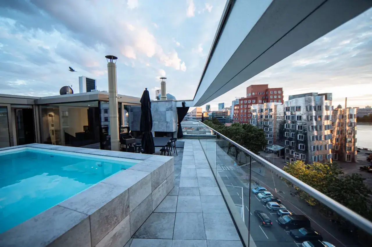 Ein Penthouse mit Pool und Blick auf die Stadt. Luxus pur!