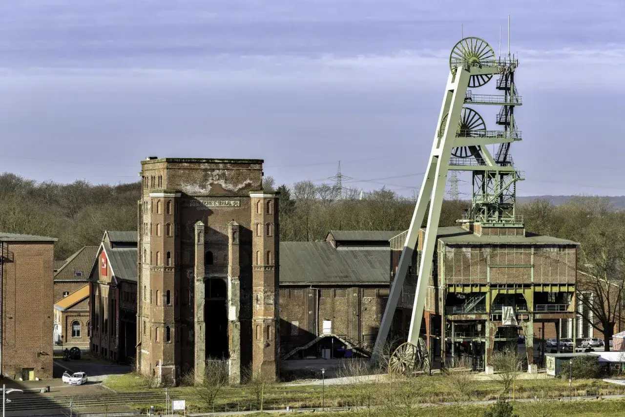 Die Zeche Ewald Fortsetzung mit ihrem markanten F&ouml;rderturm und alten Backsteingeb&auml;uden, ein Zeugnis industrieller Vergangenheit.