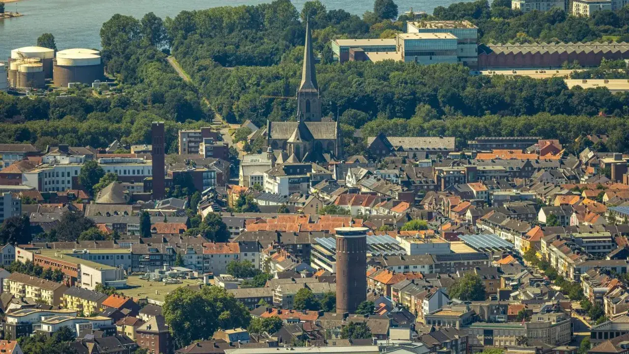 Luftaufnahme von Wesel mit Kirchturm und Wasserturm. Ein Blick auf die Stadt, der auch f&uuml;r den Mietspiegel Wesel relevant ist.