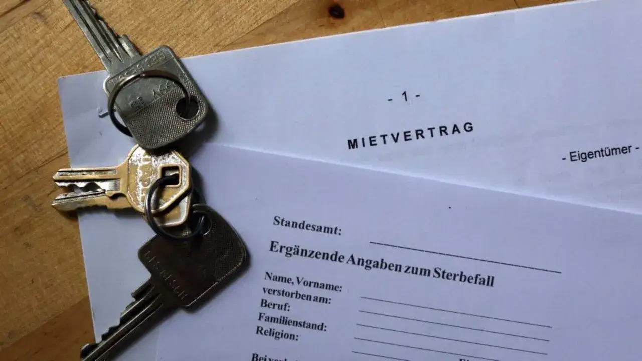 Schlüsselbund liegt auf einem Mietvertrag. Eine kostenlose Mietvertrag Vorlage ist hier zu sehen, bereit für die Unterschrift.