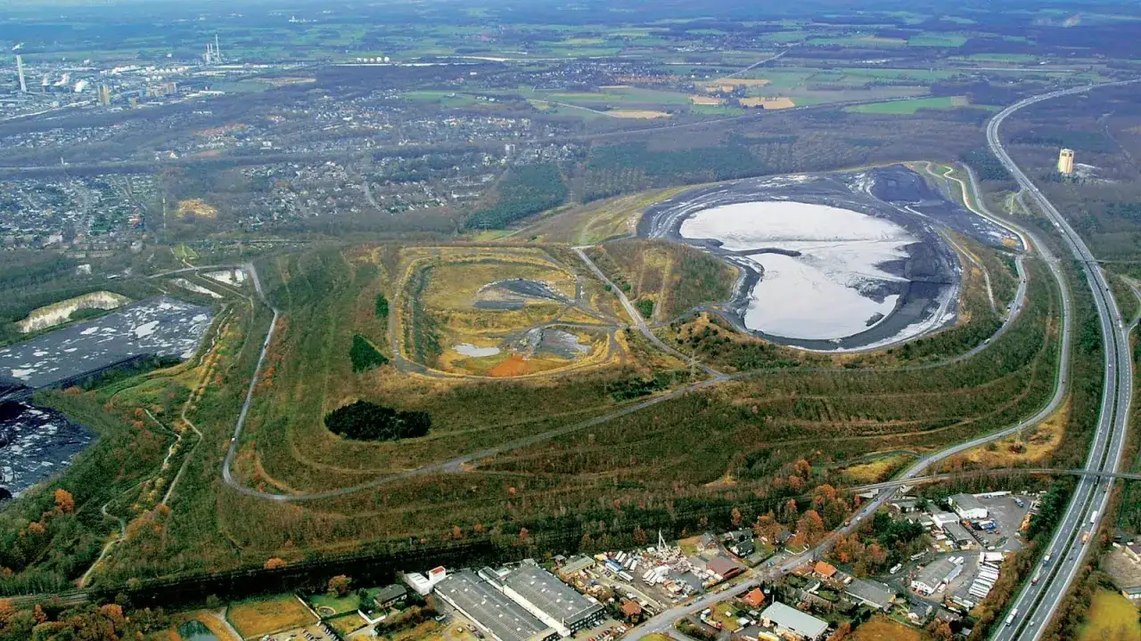Brinkfortsheide Marl: Eine weite Landschaft mit Industrieanlagen, Wohngebieten und einer gro&szlig;en Halde.