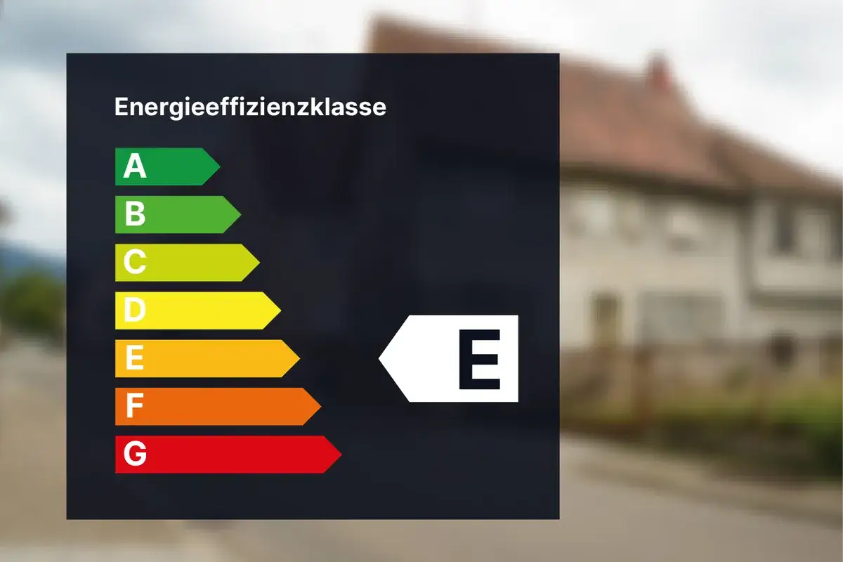 Energieeffizienzklasse E. Das Haus hat einen Energieausweis, der die Energieeffizienz bewertet.