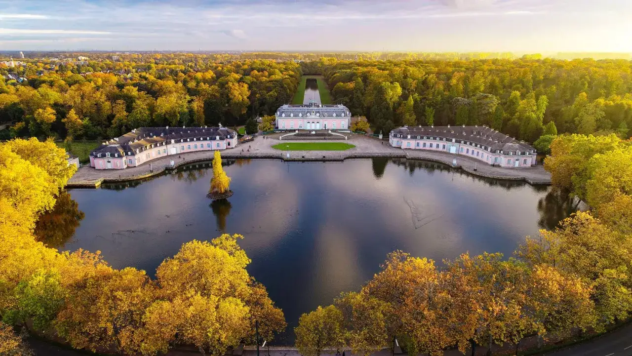 Schloss Schwetzingen mit seinem See und Herbstlaub. Ein ideales Ausflugsziel im Umkreis von 30km f&uuml;r Naturliebhaber.