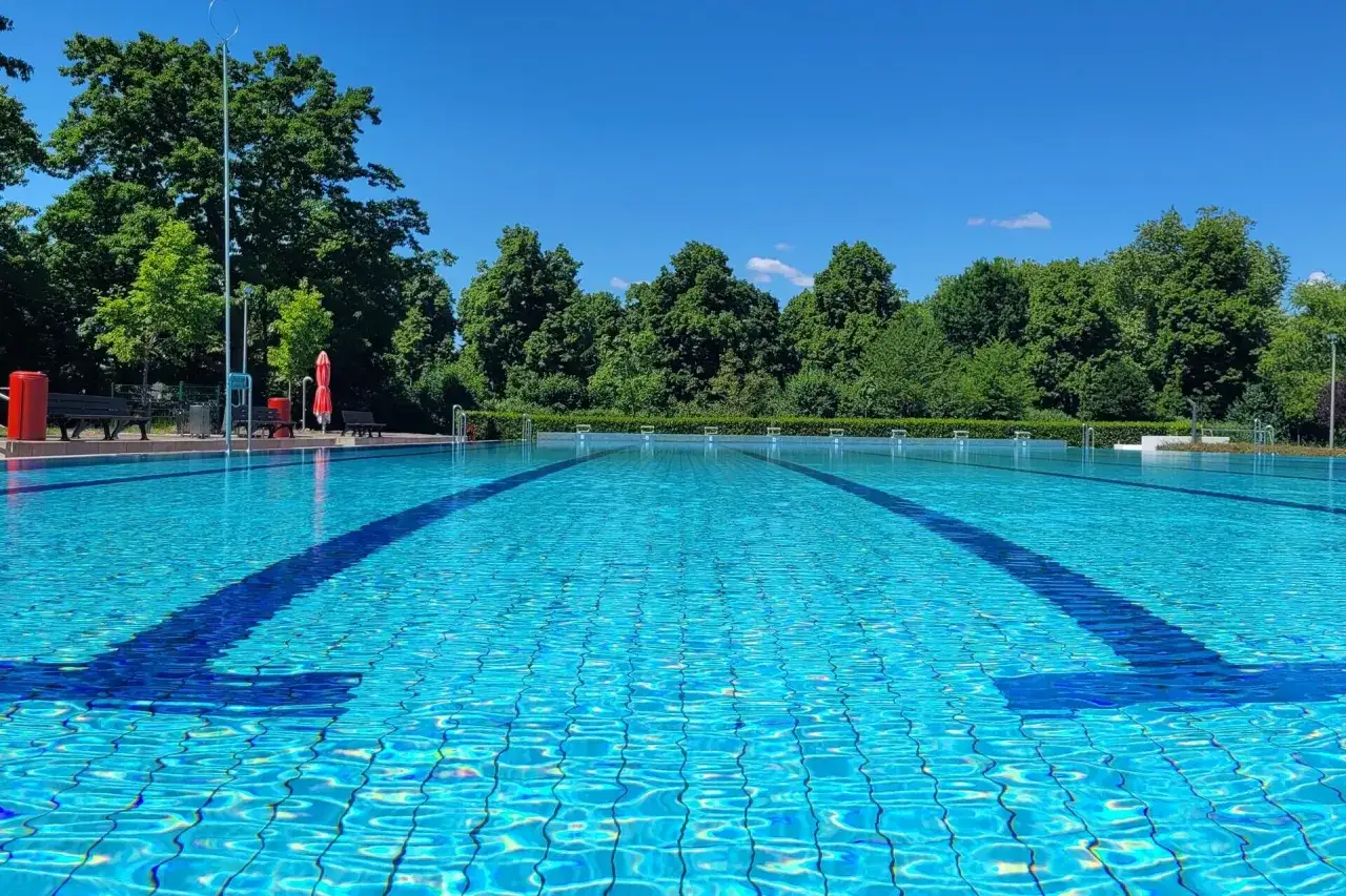 Ein leeres Schwimmbecken im Parkbad Nord, bereit f&uuml;r den Sommer.