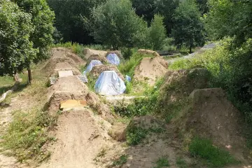 Erdhügel und Sprünge im Bikepark Haltern, bereit für actionreiche Abenteuer.