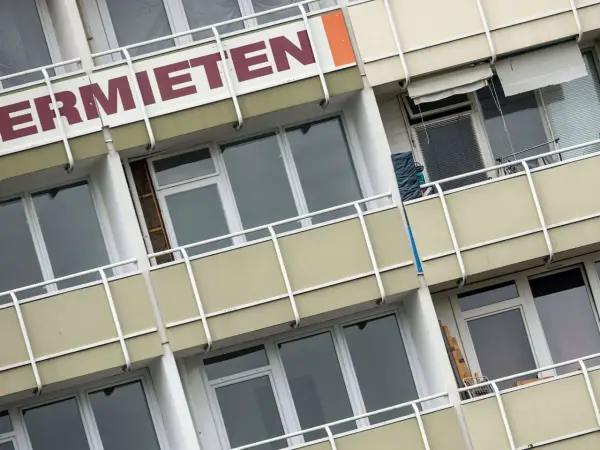 Fassade eines Mehrfamilienhauses mit der Aufschrift "ERMIETEN". Hier könnte man sich über den Mietspiegel Steinhagen informieren.