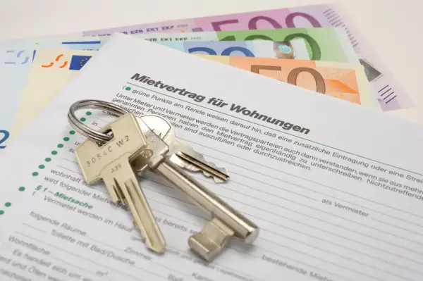 Mietvertrag für Wohnungen mit Schlüsseln und Euro-Scheinen. Informiert über den Mietspiegel Goch.