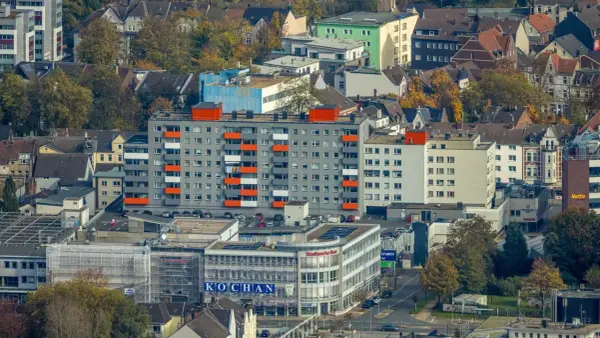 Blick über Herne mit Wohnblöcken und Geschäften. Der Mietspiegel Herne könnte hier eine Rolle spielen.