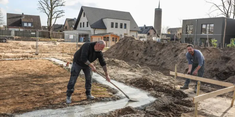 Bauarbeiter legen Fundament in Bocholt. Der Quadratmeterpreis für Grundstücke hier könnte durch solche Bauprojekte beeinflusst werden.