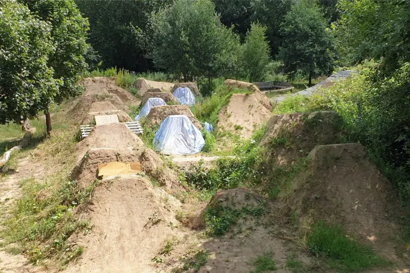 Erdhügel und Sprünge im Bikepark Haltern, bereit für actionreiche Abenteuer.