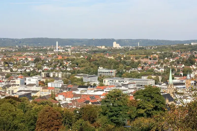 Blick über Hagen mit vielen Gebäuden und Bäumen. Die Immobilienpreise in Hagen spiegeln die Vielfalt der Stadt wider.